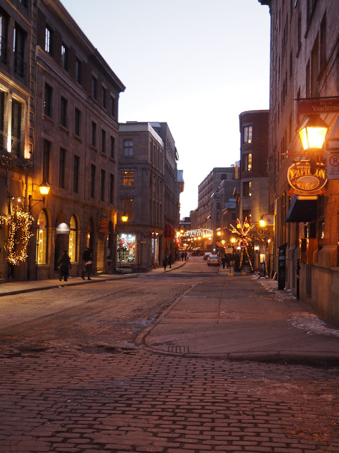 Découvrir l'hiver canadien pile l'hiver où il n'y a pas de neige : une rue pavéd à Montréal sans neige