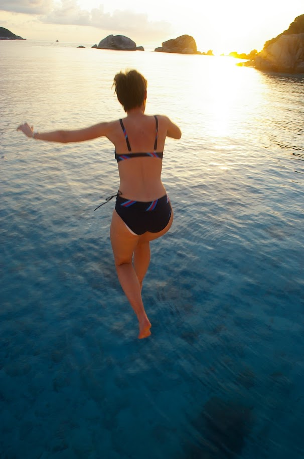 Sauter dans l'eau au crépuscule