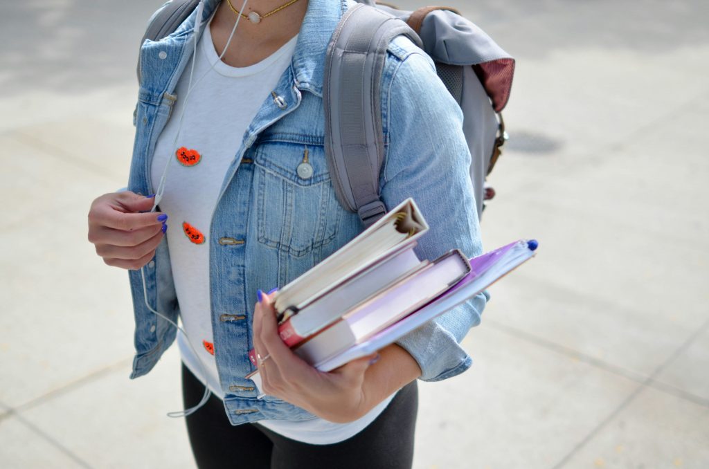 C'est la rentrée, une jeune étudiante prête à étudier