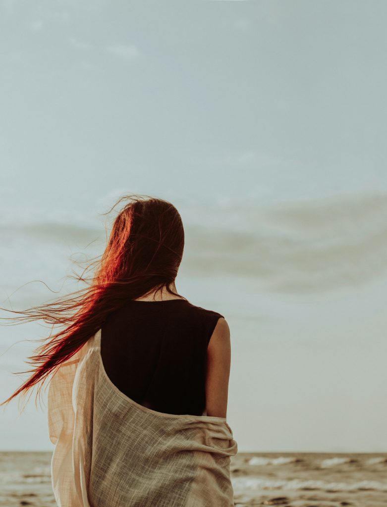 Une femme le dos tourné, regarde le paysage, inspiration mélancolique. Avouer que l'on va mal