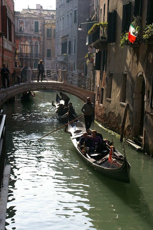 Regarder les gondoles à Venise
