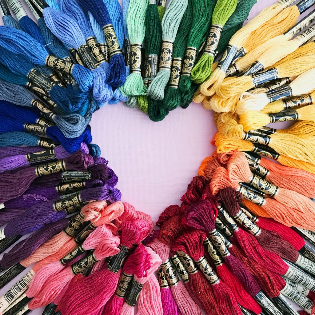 Des fils pour faire de la broderie ou du bracelet brésilien