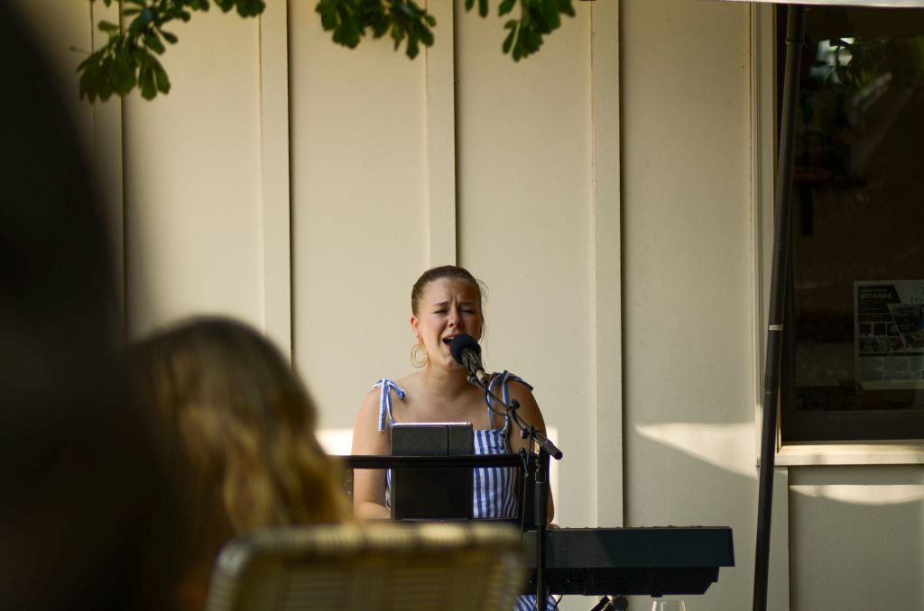 Une jeune femme chante dans un bar