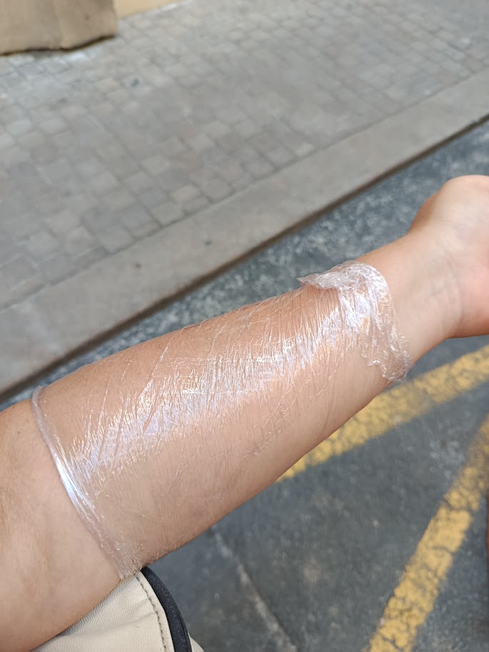 Mon bras entouré de cellophane