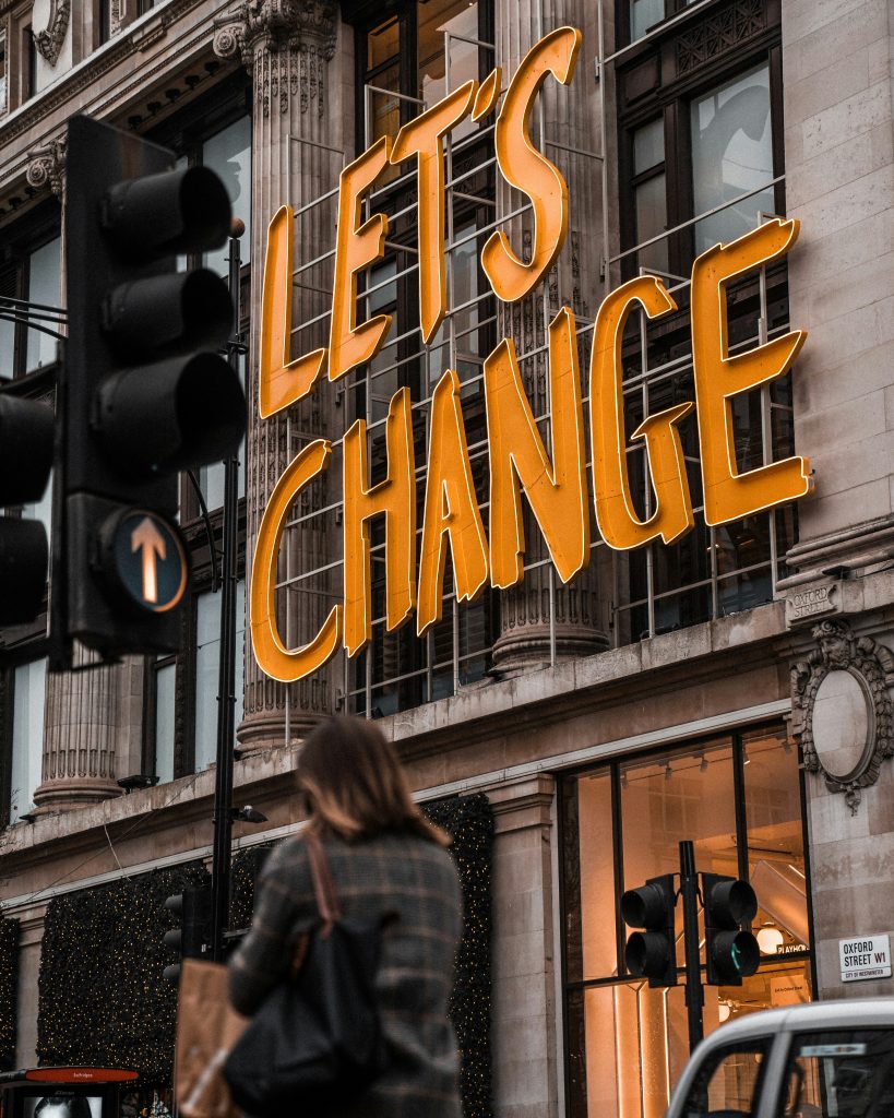 En route vers le changement, gros panneau "let's change"