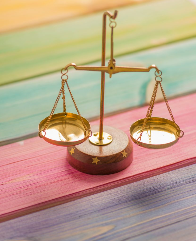 Un mal pour une bien, une petite balance sur un parquet coloré