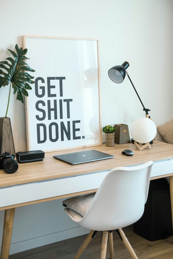 Bureau avec une affiche "Get shit done"